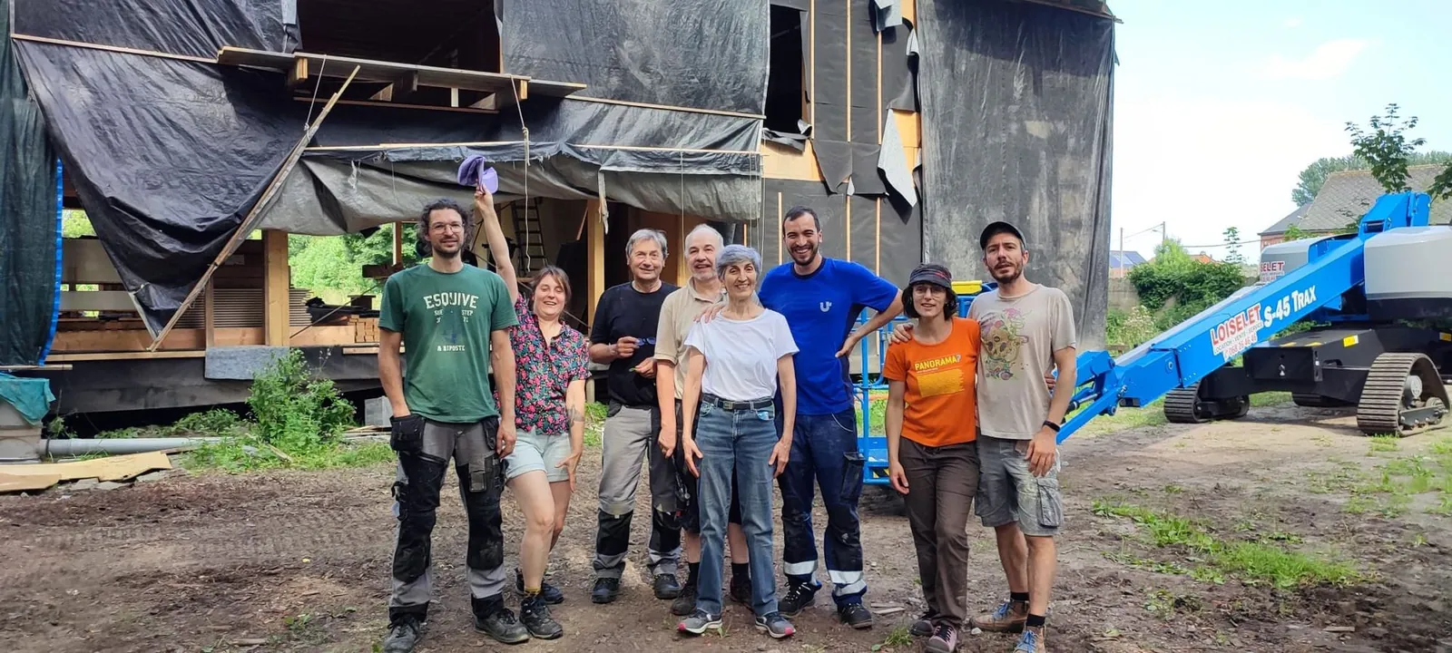 L'équipe du chantier devant le bâtiment en construction