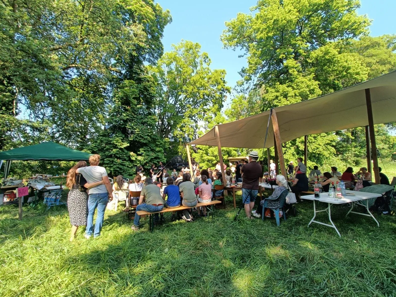 Repas partagé sous les grands arbres du parc du Petit Marais